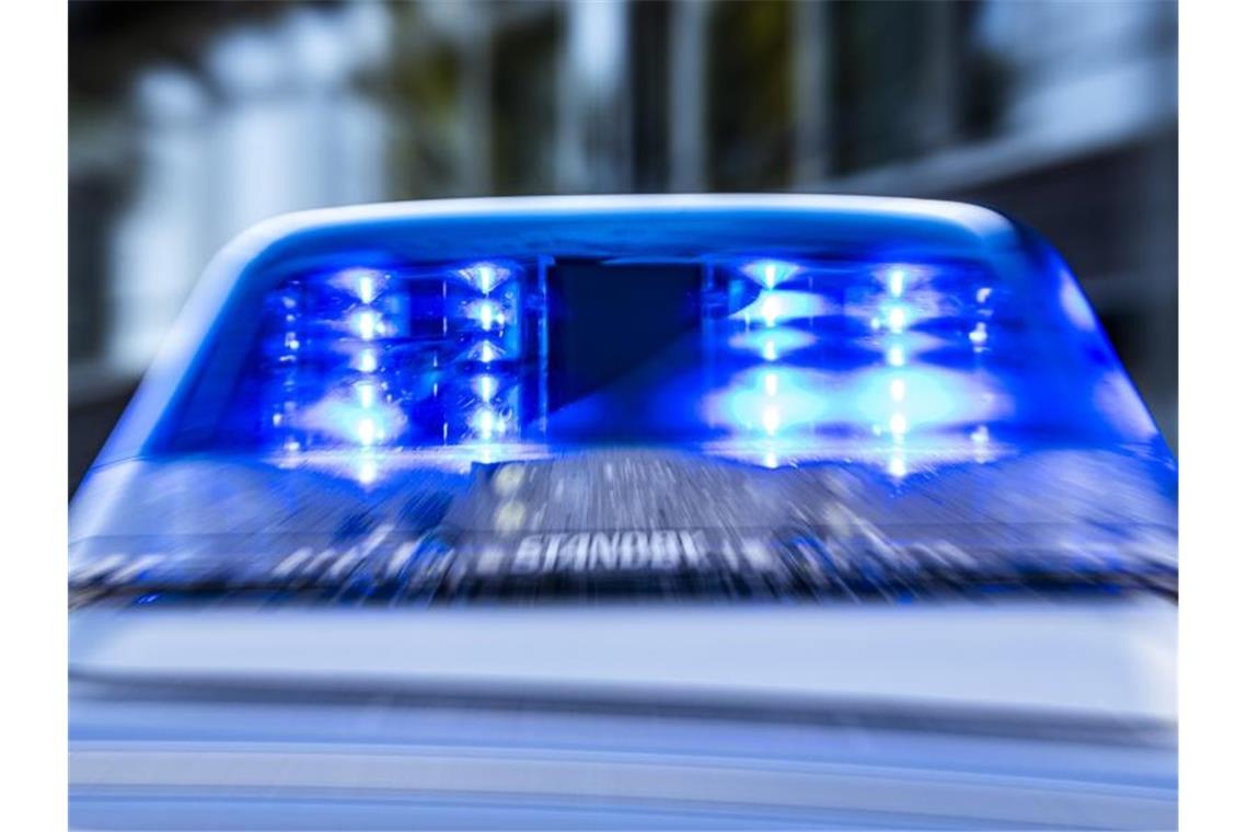 Narrenpolizist überführt am Bodensee echte Diebe Ein Blaulicht leuchtet auf dem Dach eines Polizeiwagens. Foto: David Inderlied/dpa/Symbolbild