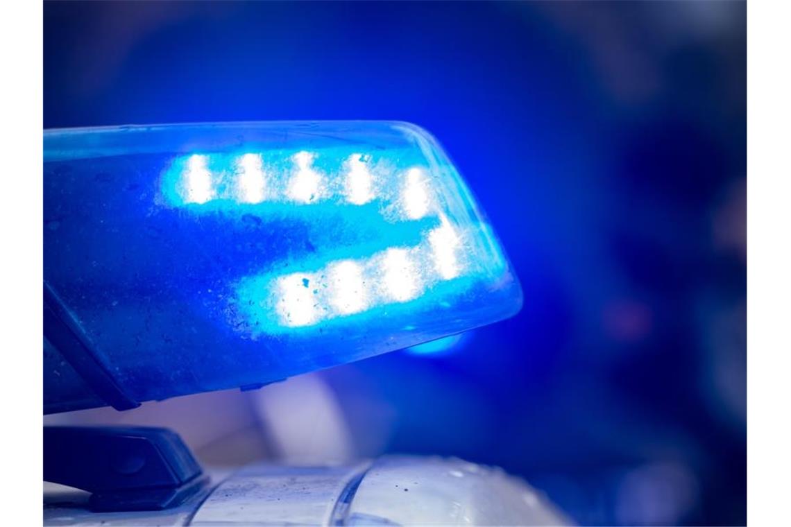 Ein Blaulicht leuchtet auf dem Dach eines Polizeiwagens. Foto: Stefan Sauer/dpa/Symbolbild