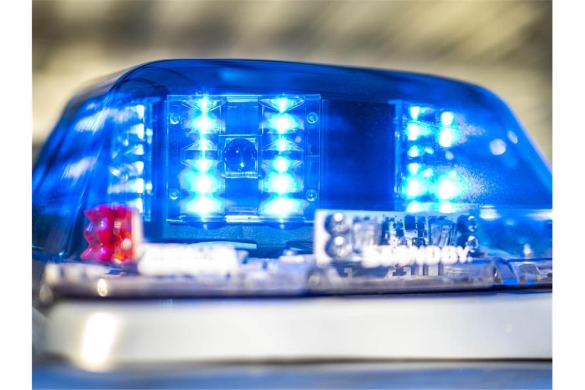 Mann radelt nach Möbelhausbesuch über Autobahn nach Hause Ein Blaulicht leuchtet auf dem Dach eines Polizeiwagens. Foto: David Inderlied/dpa/Symbolbild