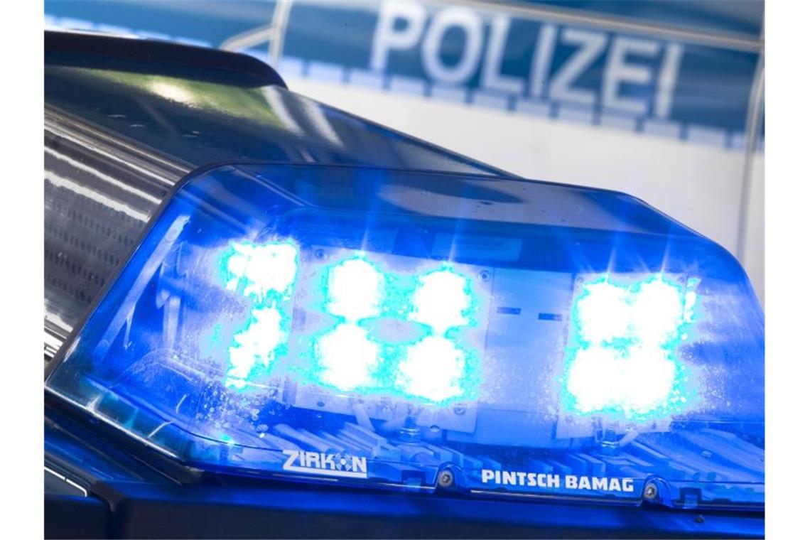 Rabiater Kampf um Gratis-Kochlöffel: Frau verletzt Mädchen Ein Blaulicht leuchtet auf dem Dach eines Polizeiwagens. Foto: Friso Gentsch/Archivbild
