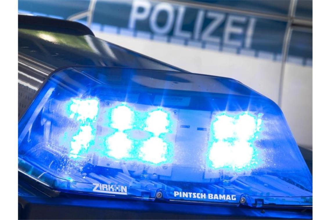 Ein Blaulicht leuchtet auf dem Dach eines Polizeiwagens. Foto: Friso Gentsch/dpa/Archivbild