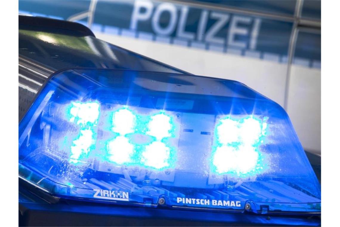 Ein Blaulicht leuchtet auf dem Dach eines Polizeiwagens. Foto: Friso Gentsch/dpa/Symbolbild