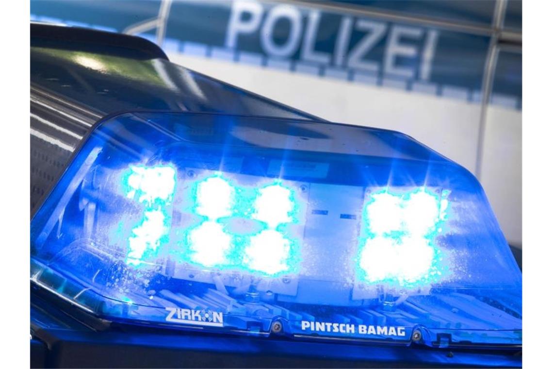 Trio schlägt in Stuttgart Mann zusammen Ein Blaulicht leuchtet auf dem Dach eines Polizeiwagens. Foto: Friso Gentsch/dpa/Archivbild