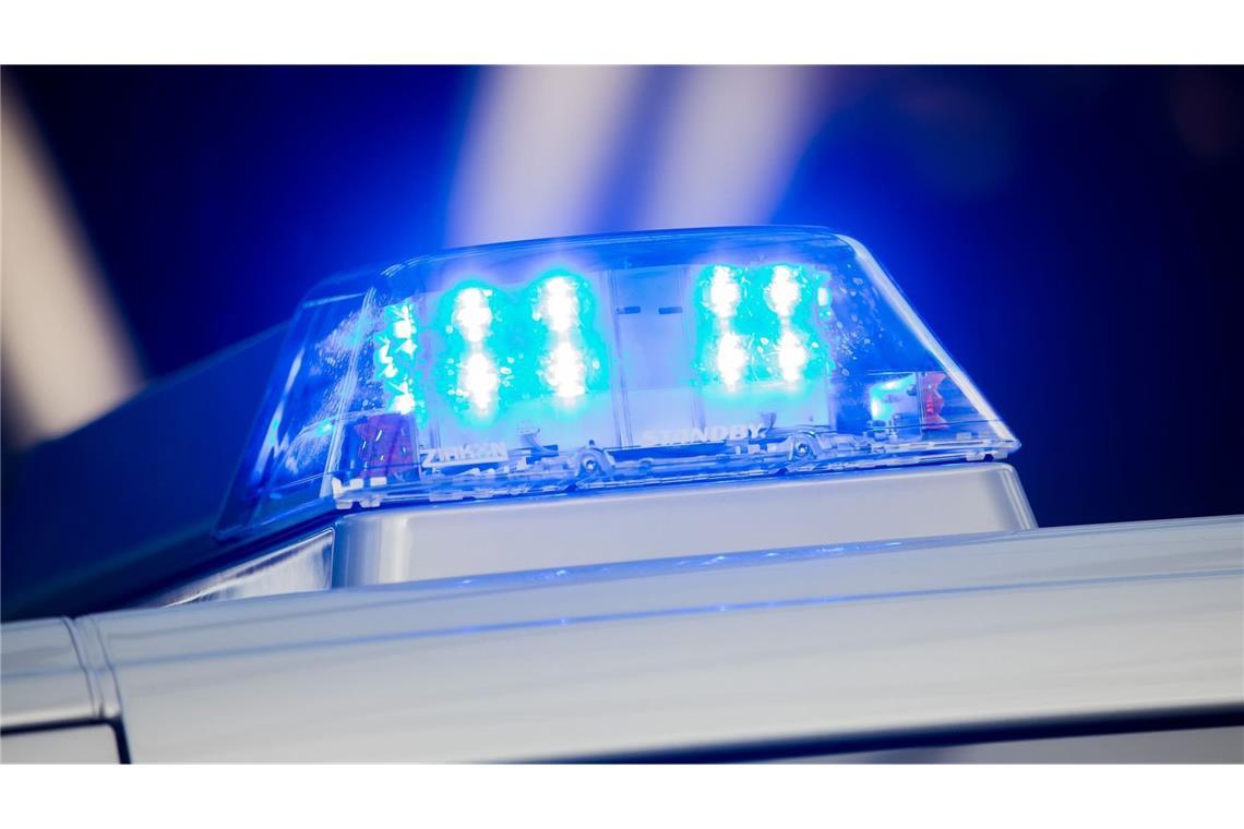 Ein Blaulicht leuchtet auf dem Streifenwagen der Polizei. (zu dpa: «Schüsse auf Wohnhaus und Auto in Lampertheim»)