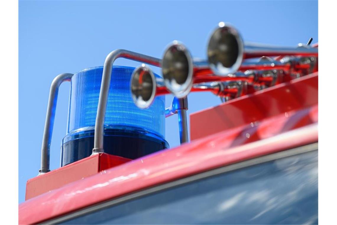 Ein Blaulicht leuchtet auf einem Einsatzfahrzeug der Feuerwehr. Foto: Robert Michael/dpa-Zentralbild/ZB/Symbolbild