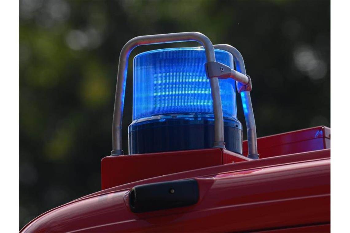 Ein Blaulicht leuchtet auf einem Einsatzfahrzeug der Feuerwehr. Foto: Robert Michael/dpa-Zentralbild/ZB/Symbolbild