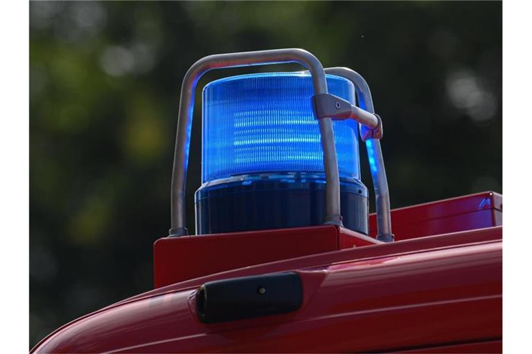 Ein Blaulicht leuchtet auf einem Einsatzfahrzeug der Feuerwehr. Foto: Robert Michael/dpa-Zentralbild/ZB/Symbolbild