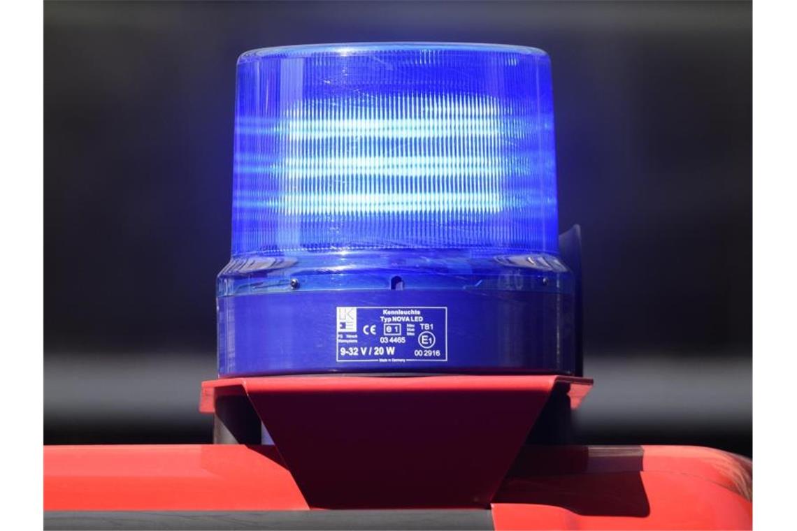 Ein Blaulicht leuchtet auf einem Feuerwehrfahrzeug. Foto: Robert Michael/dpa-Zentralbild/dpa/Symbolbild