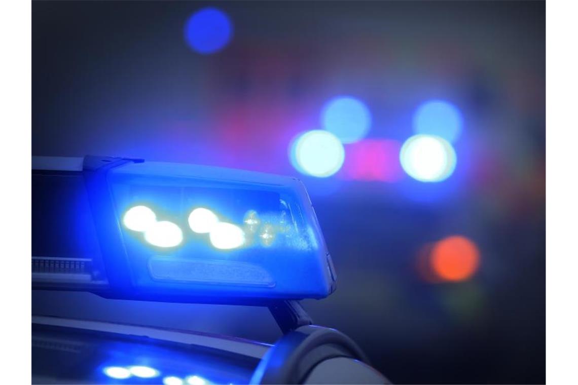 Ein Blaulicht leuchtet auf einem Polizeiauto. Ein 21-Jähriger aus Hildesheim soll im Internet einen Anschlag mit mehreren Toten angekündigt haben. Foto: Karl-Josef Hildenbrand/dpa/Archivbild
