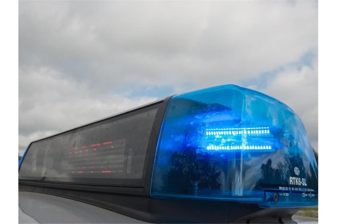 Frau soll in Wohnung von einem Mann bedroht werden Ein Blaulicht leuchtet auf einem Polizeifahrzeug. Foto: Armin Weigel/dpa