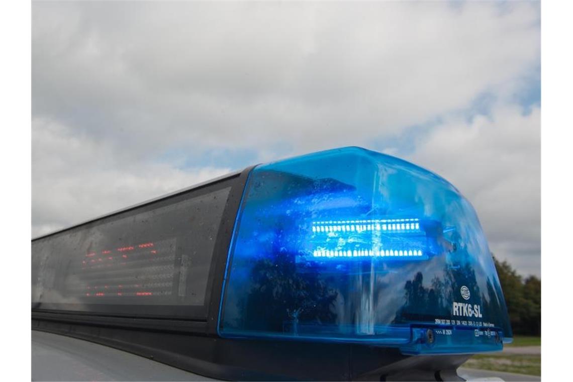 Ein Blaulicht leuchtet auf einem Polizeifahrzeug. Foto: Armin Weigel/dpa/Symbolbild