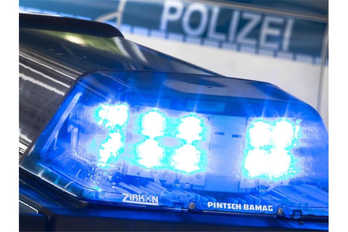 Ein Blaulicht leuchtet auf einem Polizeiwagen. Foto: Friso Gentsch/dpa/Archivbild