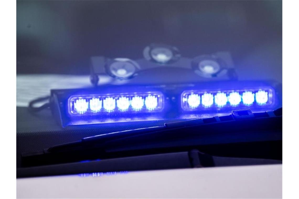 Werkzeug im Wert von 100.000 Euro aus Firma gestohlen Ein Blaulicht leuchtet unter der Frontscheibe eines Einsatzfahrzeugs der Polizei. Foto: Lino Mirgeler/dpa/Symbolbild