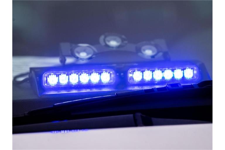 Ein Blaulicht leuchtet unter der Frontscheibe eines Einsatzfahrzeugs der Polizei. Foto: Lino Mirgeler/dpa/Symbolbild