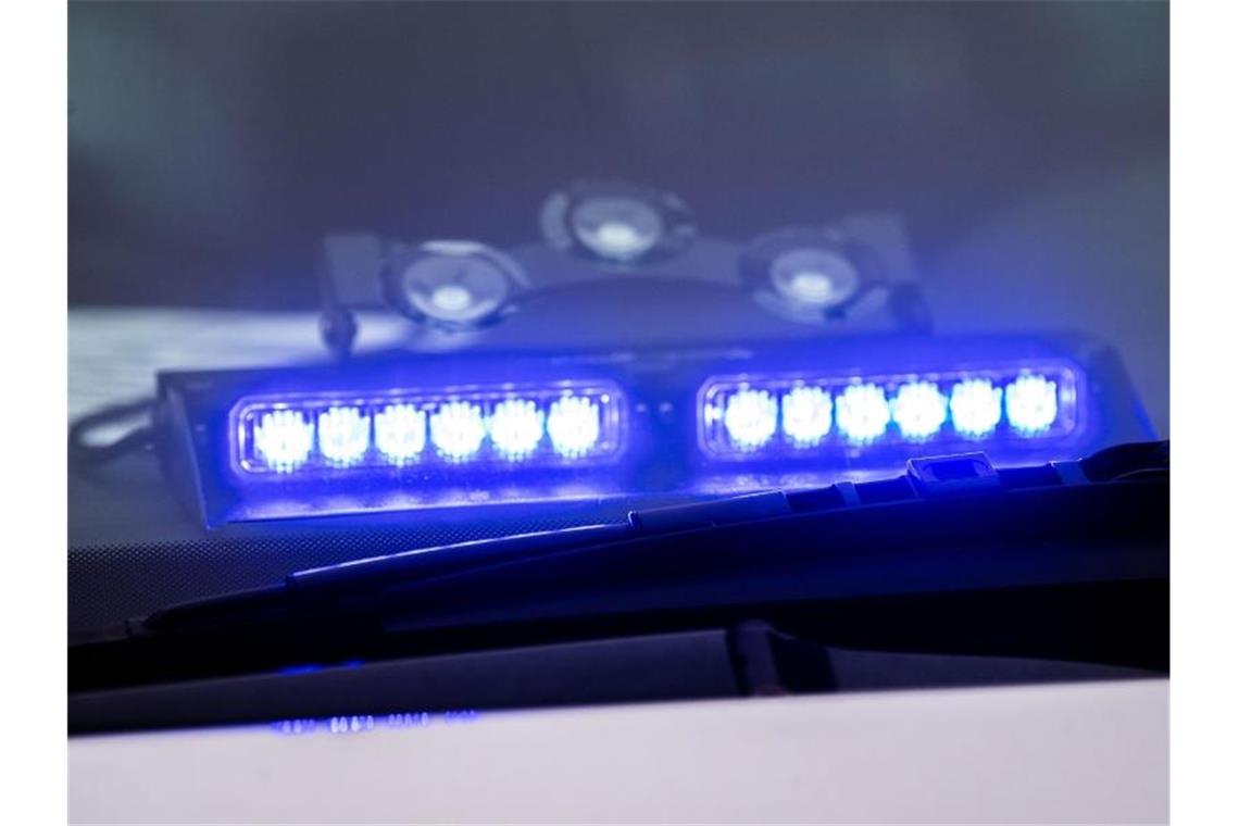 Auto fährt bei Unfall in Vorgarten: Drei Leichtverletzte Ein Blaulicht leuchtet unter der Frontscheibe eines Einsatzfahrzeugs der Polizei. Foto: Lino Mirgeler/dpa/Symbolbild