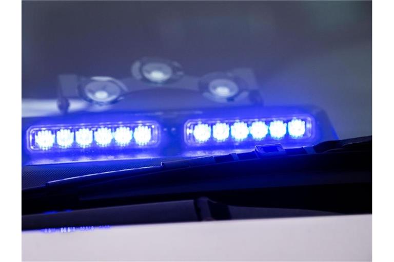 Ein Blaulicht leuchtet unter der Frontscheibe eines Einsatzfahrzeugs der Polizei. Foto: Lino Mirgeler/dpa/Symbolbild