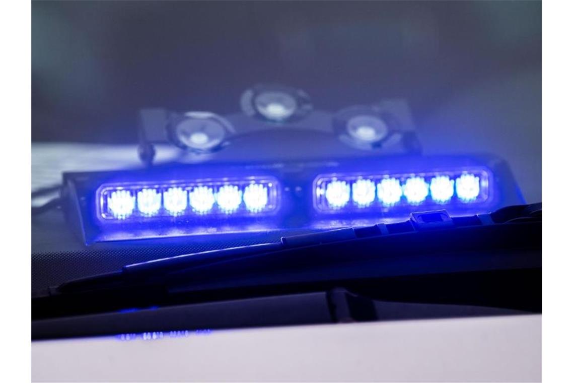 Mann bei Reifenwechsel auf Autobahn schwer verletzt Ein Blaulicht leuchtet unter der Frontscheibe eines Einsatzfahrzeugs der Polizei. Foto: Lino Mirgeler/dpa/Symbolbild