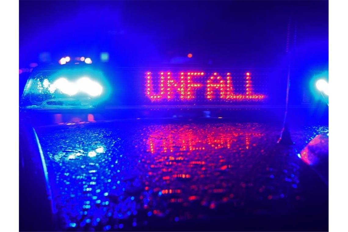 Schwerer Unfall in Rottenacker: Frau in Lebensgefahr Ein Blaulicht und der Schriftzug "Unfall" spiegeln sich einem Polizestreifenwagen. Foto: Stefan Puchner/dpa/Archivbild