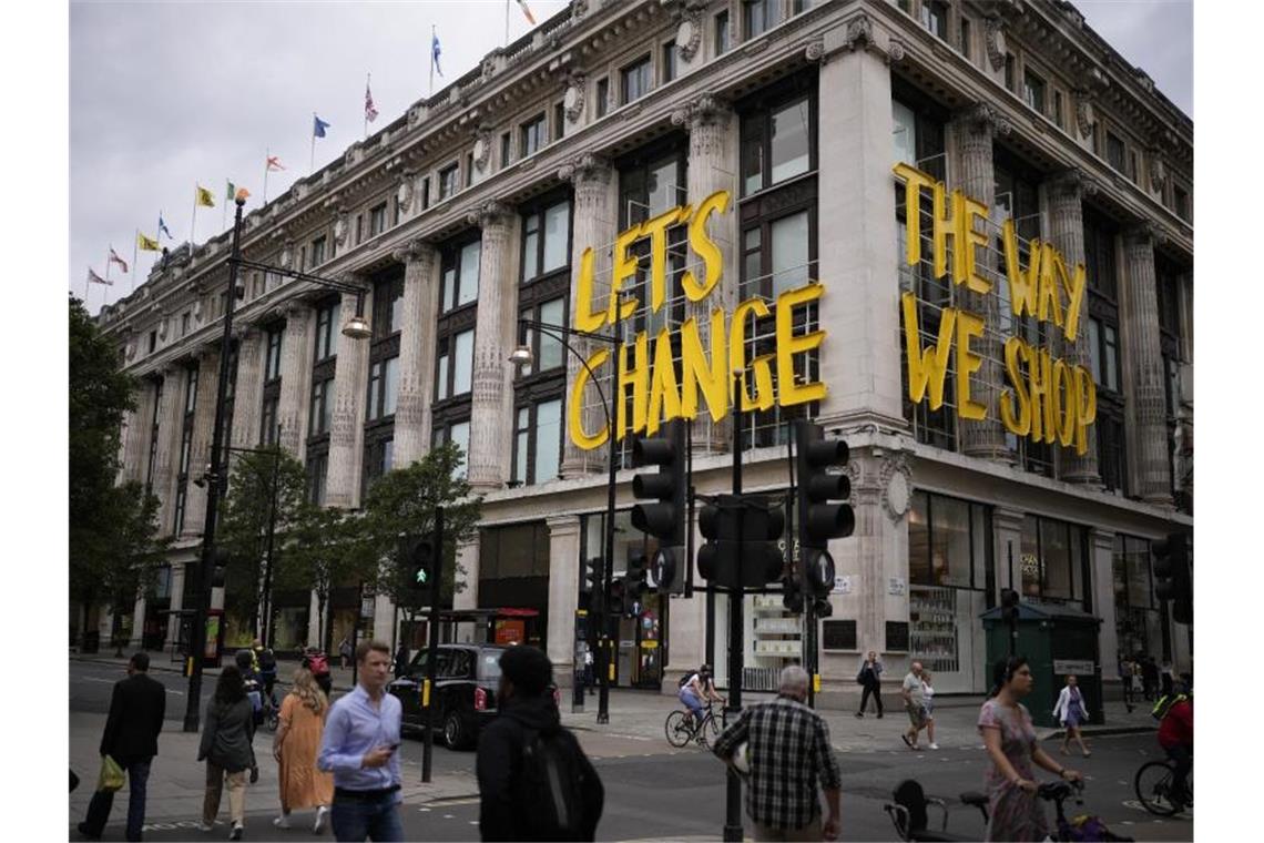 Ein Blick auf das Selfridges-Flaggschiff in der Londoner Oxford Street. Foto: Matt Dunham/AP/dpa