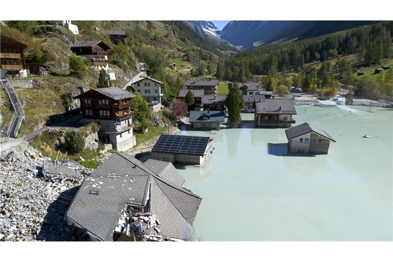 Ein Blick auf das zerstörte Dorf während des ersten Spatenstichs für den Wiederaufbau.