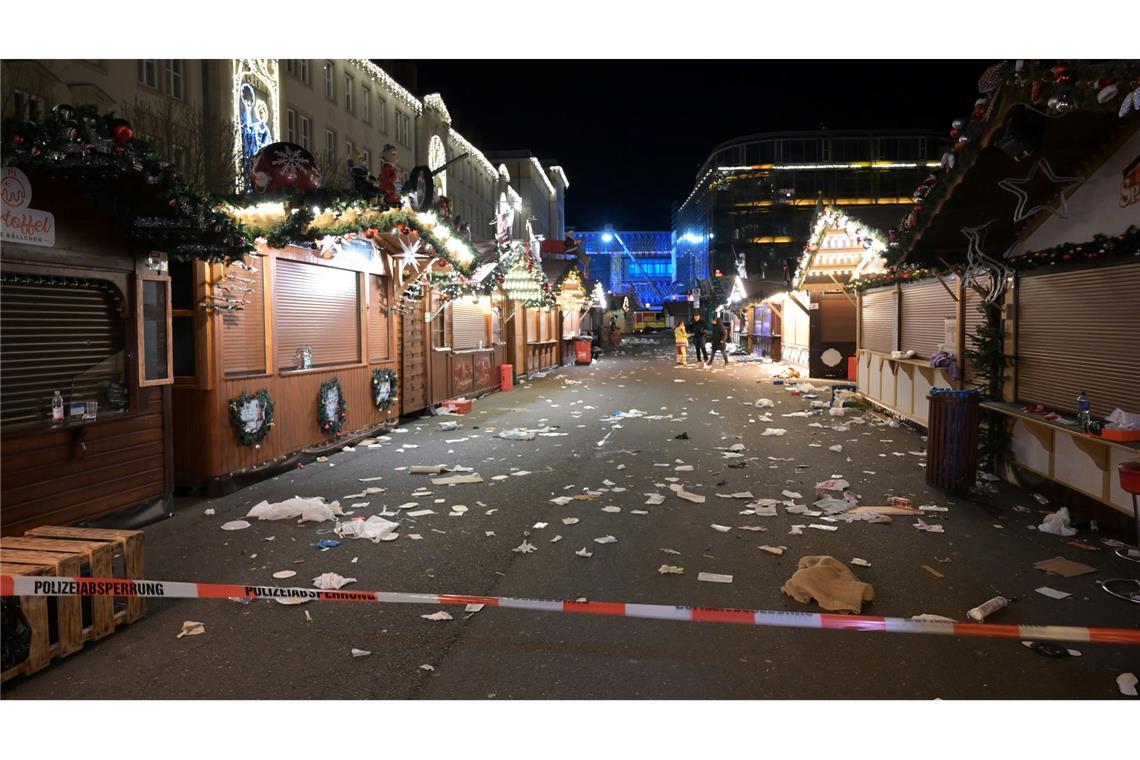 Ein Blick auf den abgesperrten Weihnachtsmarkt in Magdeburg nach der Todesfahrt. (Archivbild)