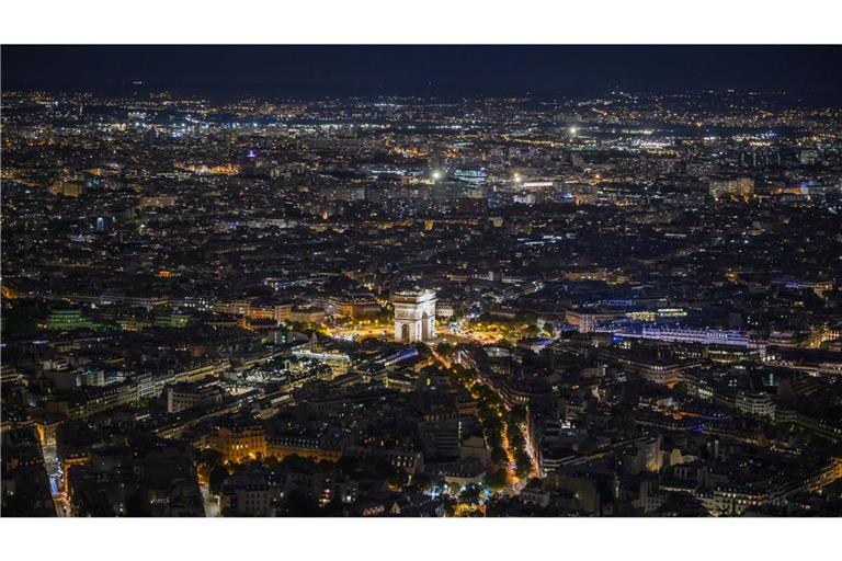 Ein Blick auf den Arc de Triomphe, gesehen vom Eiffelturm aus. (Symbolbild)