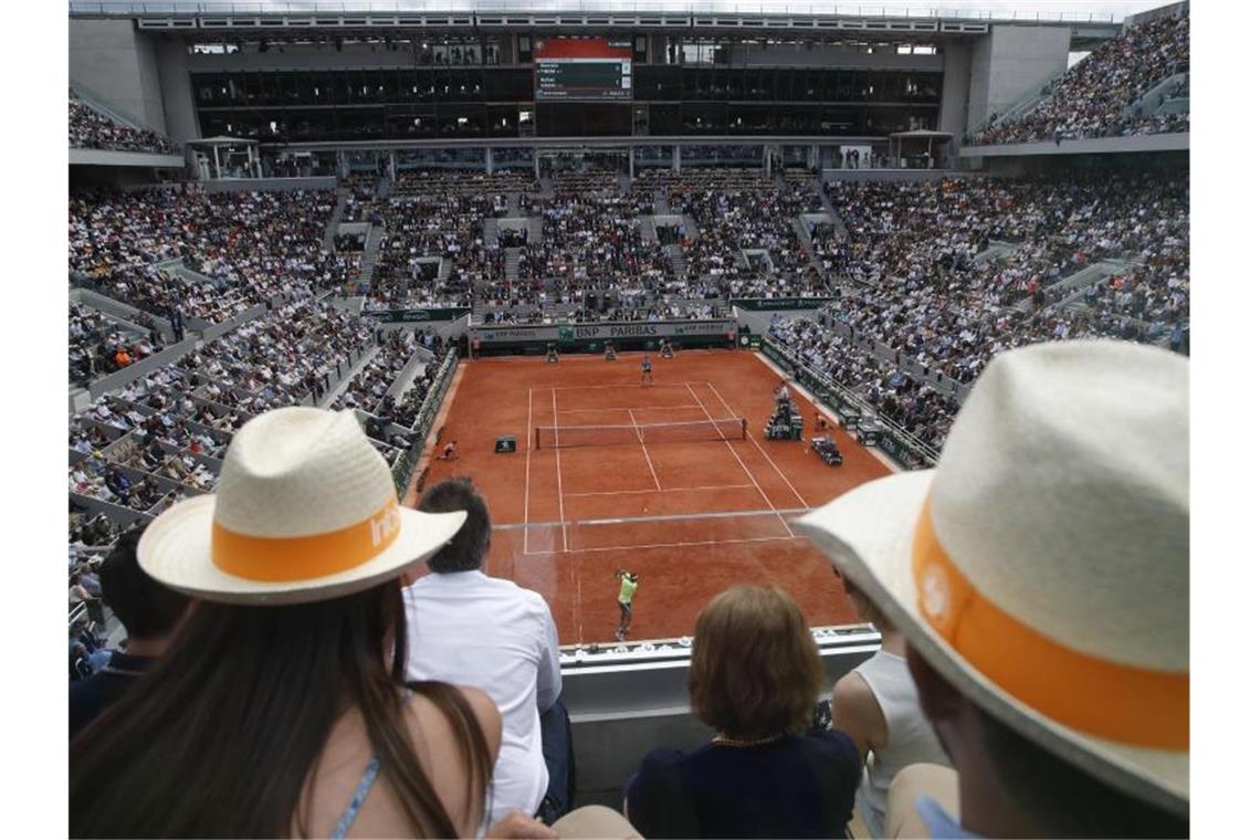 Finalsieg gegen Thiem: Zwölfter French-Open-Titel für Nadal Ein Blick auf den Center Court, den Court Philippe Chatrier. Foto: Christophe Ena/AP