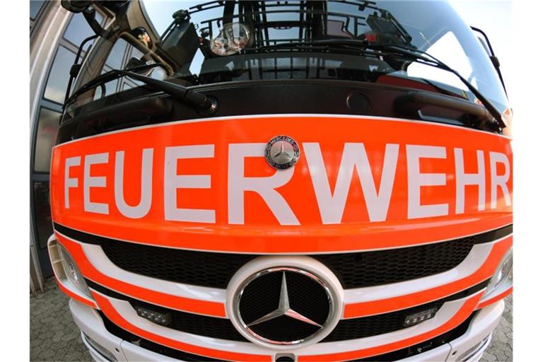 Ein Blick auf die Front eines Einsatzwagens der Feuerwehr. Foto: Patrick Seeger/Archivbild