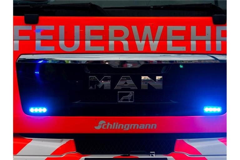 Ein Blick auf die Front eines Einsatzwagens der Feuerwehr. Foto: Mohssen Assanimoghaddam/Archivbild