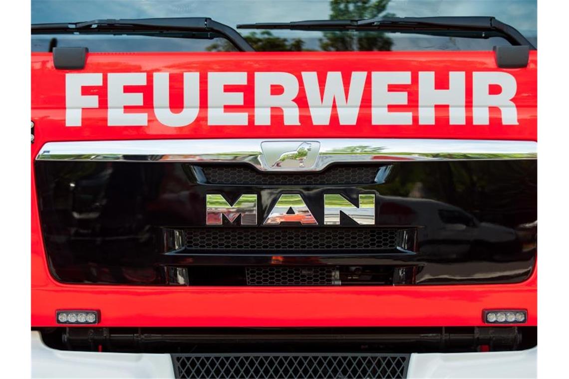 Brennende Wäsche in Hotel: sieben Leichtverletzte Ein Blick auf die Front eines Einsatzwagens der Feuerwehr. Foto: Hauke-Christian Dittrich/Archivbild