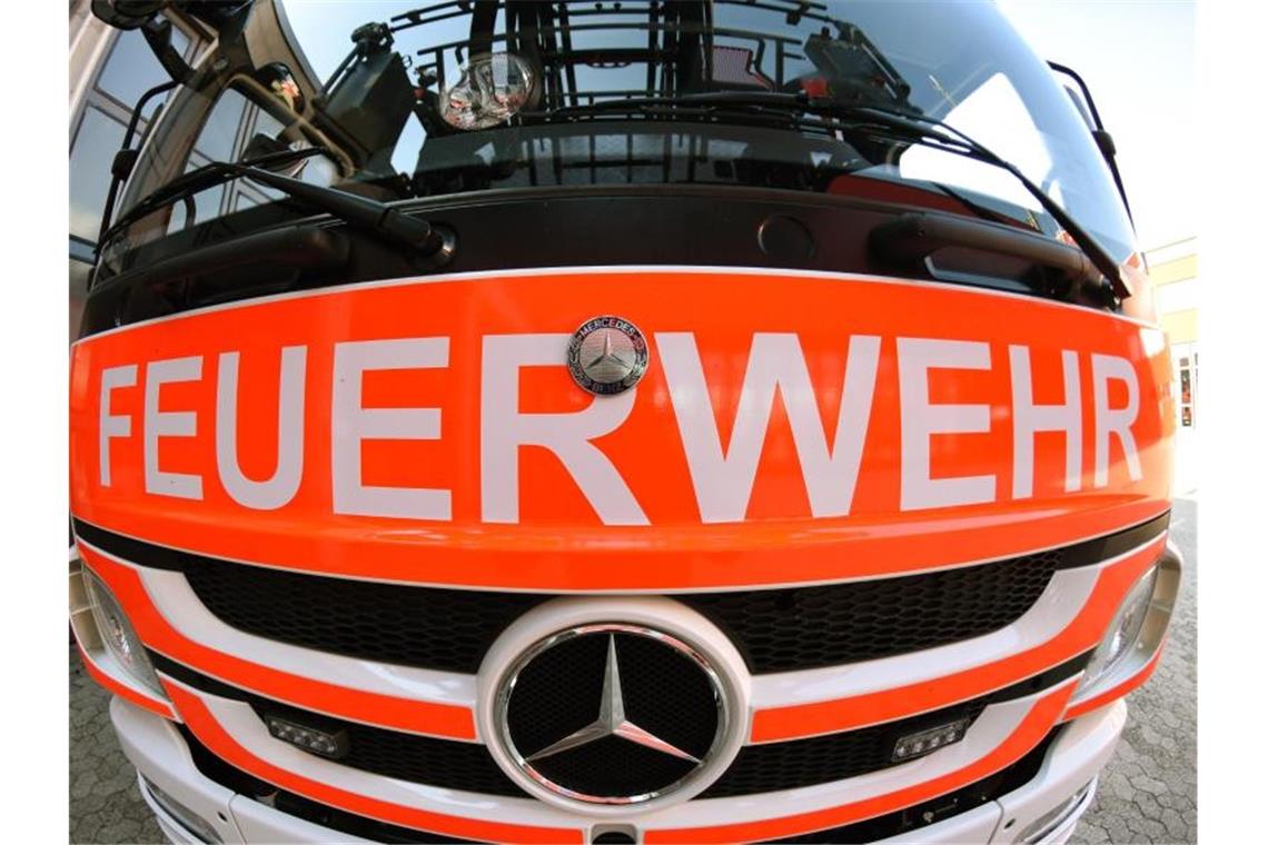 Großeinsatz bei Brand in Mannheimer Recyclingbetrieb Ein Blick auf die Front eines Einsatzwagens der Feuerwehr. Foto: Patrick Seeger/Archivbild