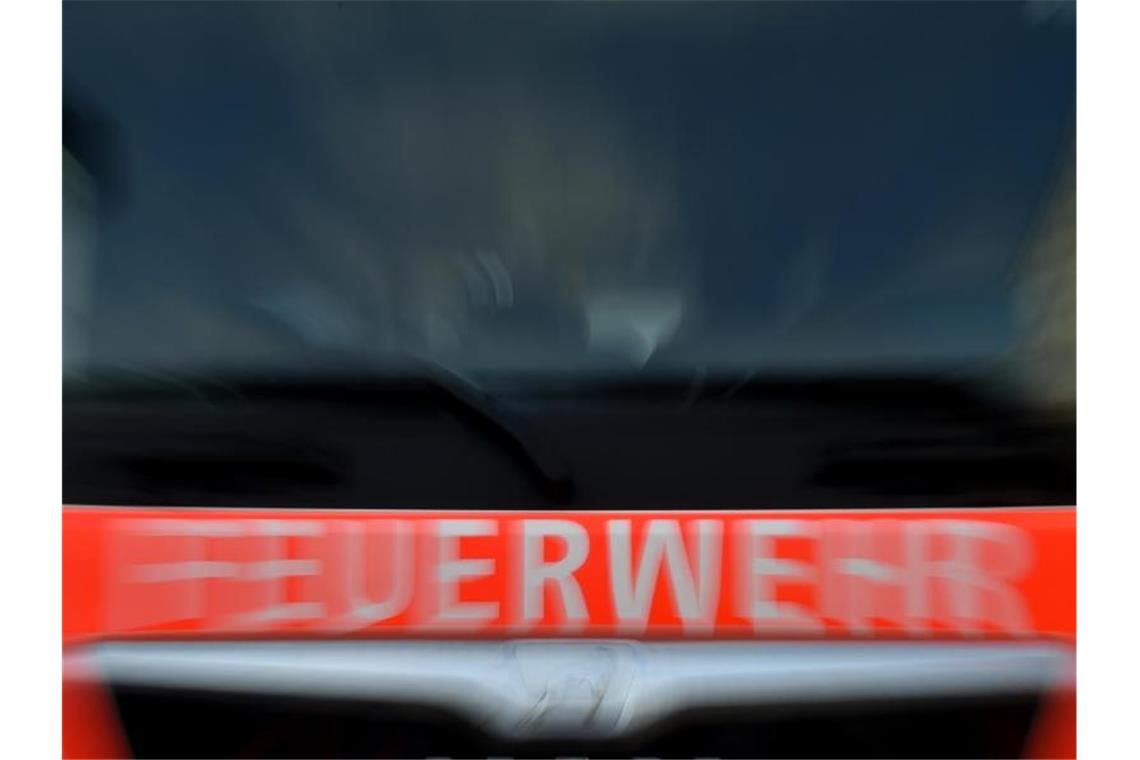 Feuerwehreinsatz wegen zündelnder Kinder Ein Blick auf die Front eines Einsatzwagens der Feuerwehr. Foto: Britta Pedersen/Archivbild