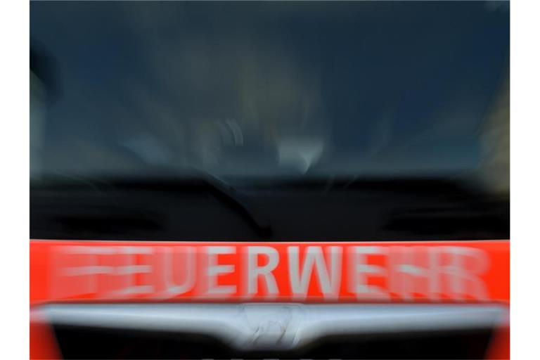Ein Blick auf die Front eines Einsatzwagens der Feuerwehr. Foto: Britta Pedersen/Archivbild