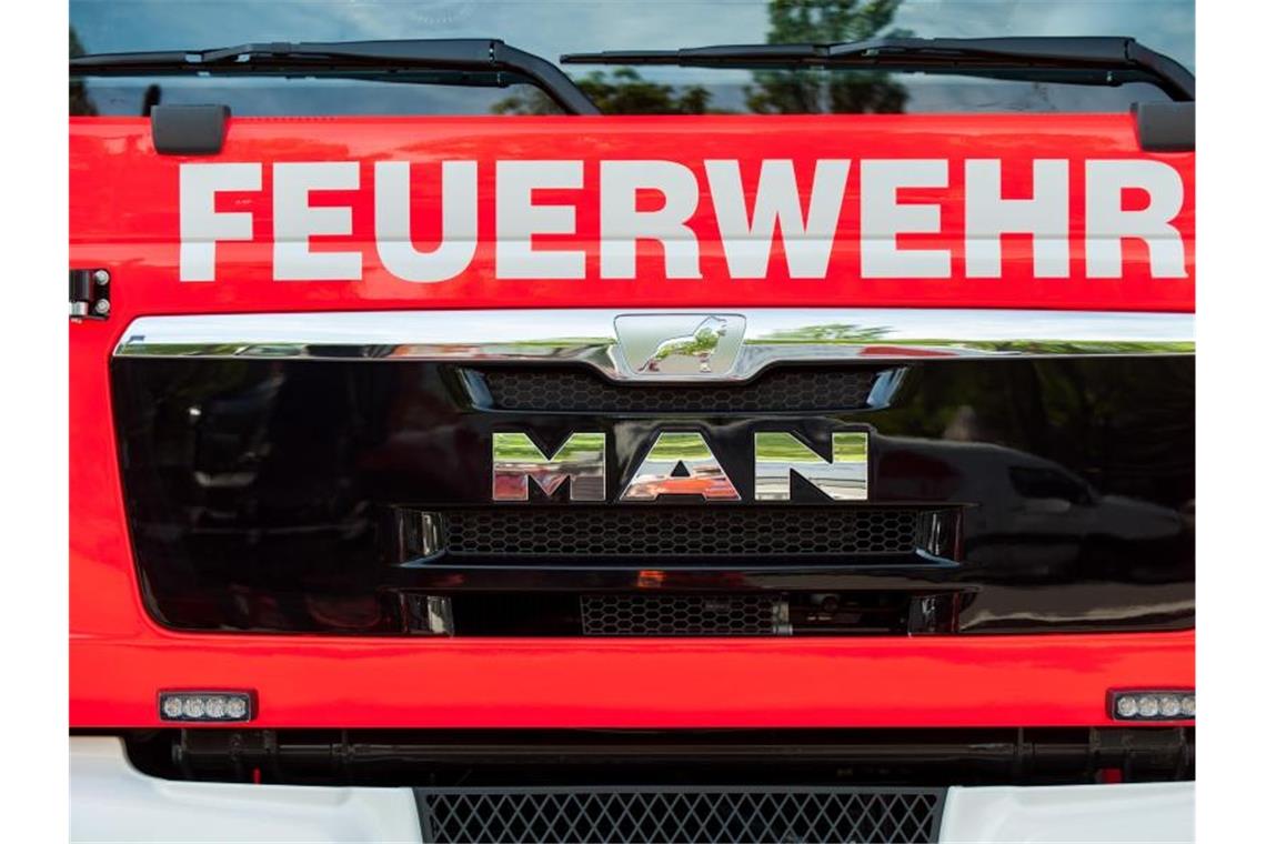 Gartenhütte brennt nieder: Schadenshöhe fünfstellig Ein Blick auf die Front eines Löschfahrzeugs der Feuerwehr. Foto: Hauke-Christian Dittrich/Archivbild