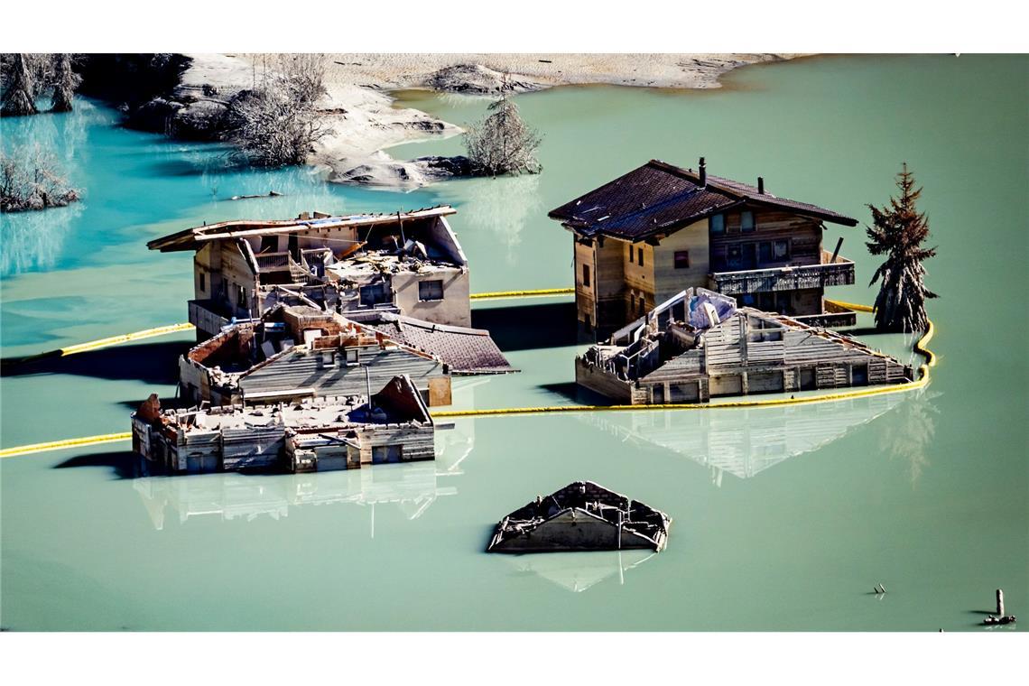 Bilder des Tages Ein Blick auf die Häuser im Blattensee vom Weiler Weissenried im Lötschental aus. La Fondation Blatten organisierte in Blatten im Wallis eine wichtige Reinigungsaktion. Mehr als 70 Freiwillige waren damit beschäftigt, Staub, Schlamm und andere Abfälle von den Häusern des Weilers Weissenried zu entfernen, der gerade noch von dem Erdrutsch am 28. Mai 2025 verschont geblieben war.