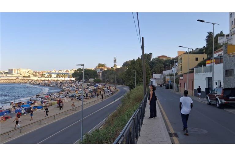 Ein Blick auf die Playa del Trampolin in Ceuta. Noch immer campieren dort Flüchtlinge aus Marokko.