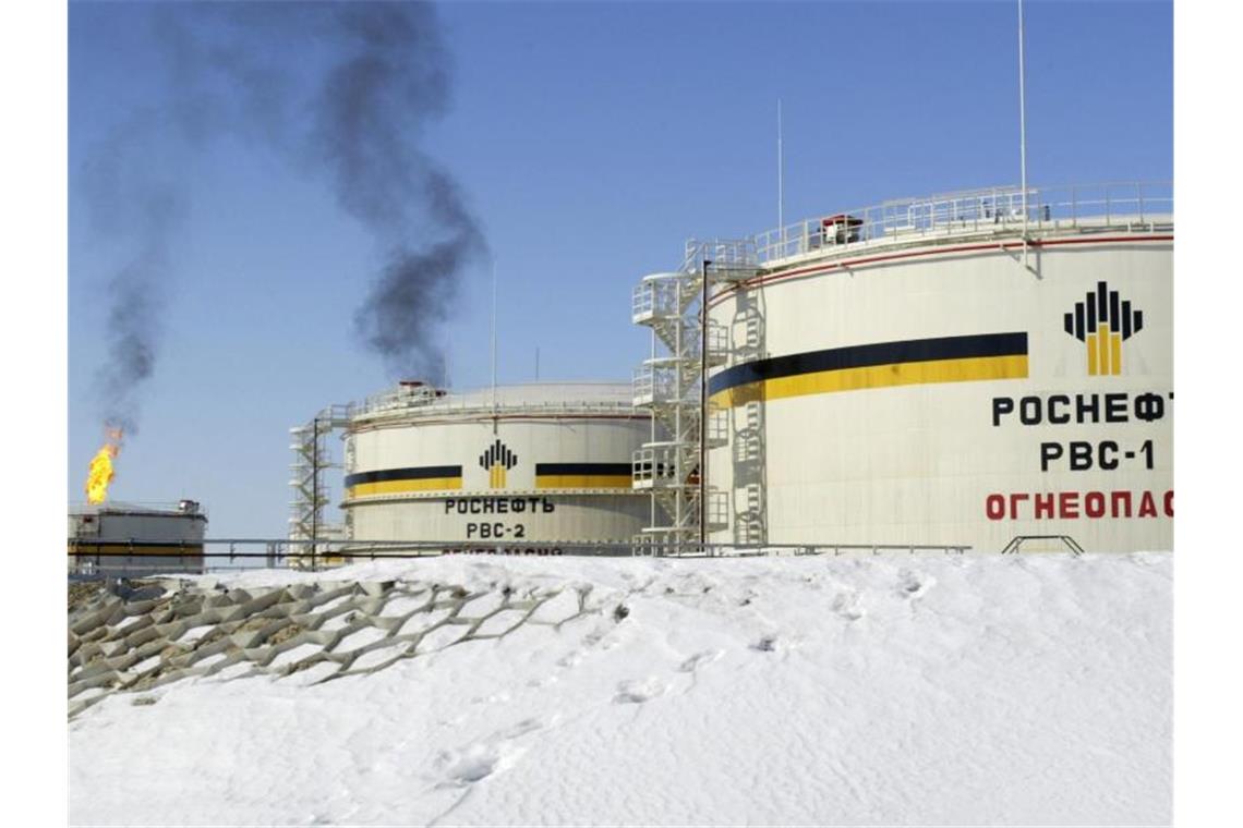 Ein Blick auf die Reservoirs des staatlich kontrollierten russischen Mineralölunternehmens Rosneft in Westsibirien. Foto: Misha Japaridze/AP/dpa