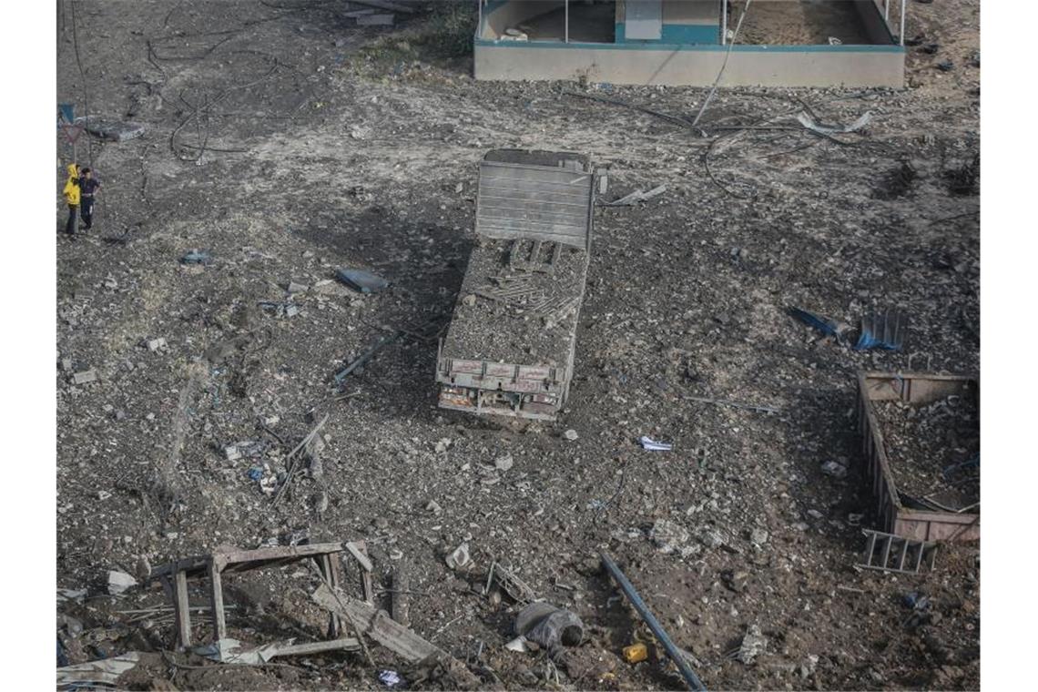 Schwere Raketenangriffe auf Tel Aviv Ein Blick auf die Trümmer einer zerstörten Fabrik nach israelischen Luftangriffen auf den Gazastreifen. Foto: Mohammed Talatene/dpa