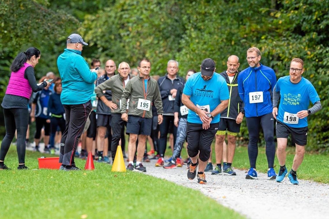 Ein Blick auf die Uhr und ab geht die Post: Am Dienstagabend fiel der Startschuss für die neunte Runde von Laufend BKZ. Erneut wird auf den Silvesterlauf hingearbeitet. Foto: A. Becher