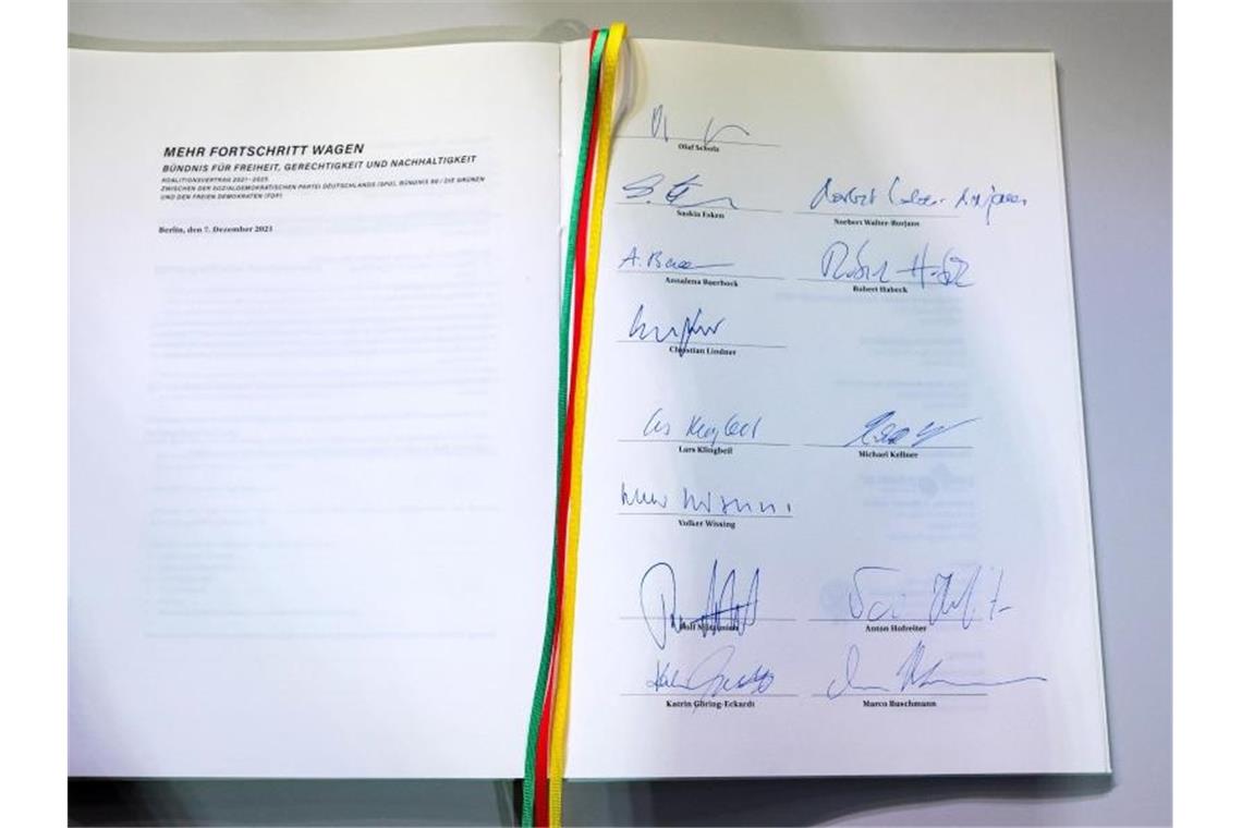 Ein Blick auf die Unterschriften der Spitzenvertreter der Ampel-Parteien. Foto: Bernd Von Jutrczenka/dpa