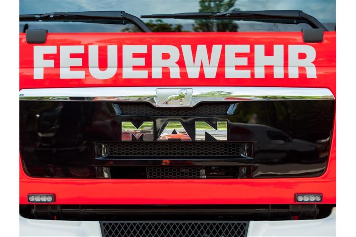 Ein Blick auf ein Einsatzfahrzeug der Feuerwehr. Foto: Hauke-Christian Dittrich/Archivbild