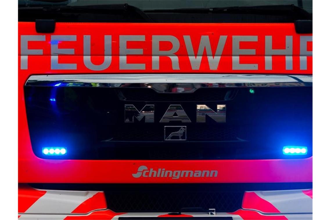 Betagte Frau muss nach Wohnungsbrand in Klinik Ein Blick auf einen Einsatzwagen der Feuerwehr. Foto: Mohssen Assanimoghaddam/Archivbild