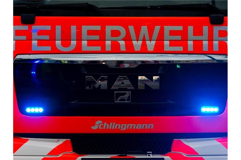 Ein Blick auf einen Einsatzwagen der Feuerwehr. Foto: Mohssen Assanimoghaddam/Archiv