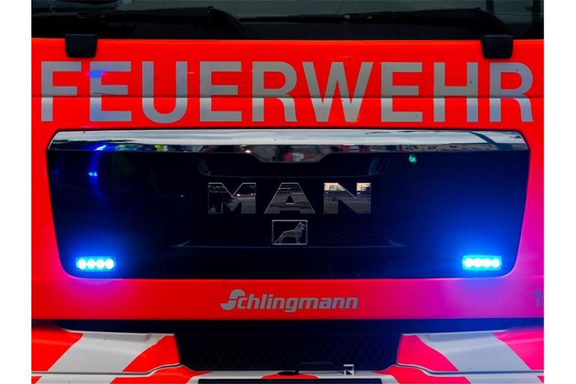 Hoher Schaden bei Wohnhausbrand in Freiburg Ein Blick auf einen Einsatzwagen der Feuerwehr. Foto: Mohssen Assanimoghaddam/dpa/Symbolbild