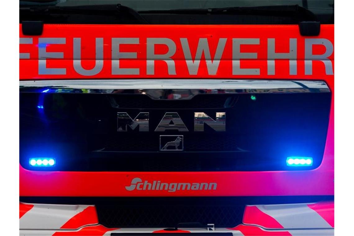 Scheunenbrand verursacht Schaden in sechsstelliger Höhe Ein Blick auf einen Einsatzwagen der Feuerwehr. Foto: Mohssen Assanimoghaddam/Archiv