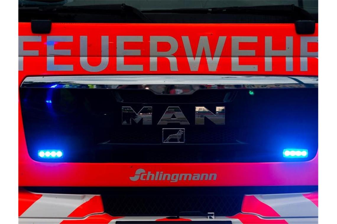 Mann brennt aus Versehen eigenes Haus ab: hoher Schaden Ein Blick auf einen Einsatzwagen der Feuerwehr. Foto: Mohssen Assanimoghaddam/Archivbild