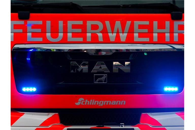 Ein Blick auf einen Einsatzwagen der Feuerwehr. Foto: Mohssen Assanimoghaddam/Archivbild