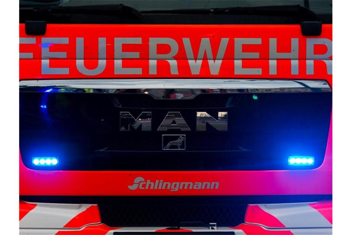 Ein Blick auf einen Einsatzwagen der Feuerwehr. Foto: Mohssen Assanimoghaddam/dpa/Symbolbild