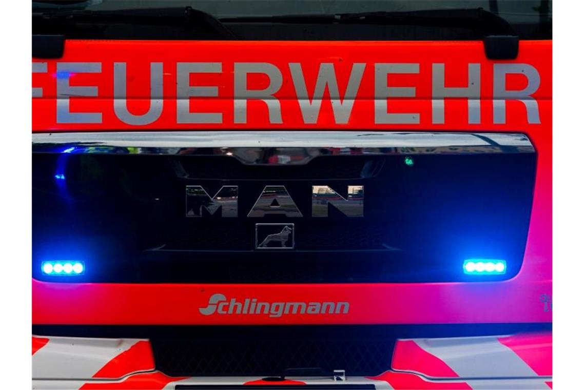 Tanne kippt im Sturm um und trifft Wohnwagen Ein Blick auf einen Einsatzwagen der Feuerwehr Oldenburg. Foto: Mohssen Assanimoghaddam/dpa/Symbolbild