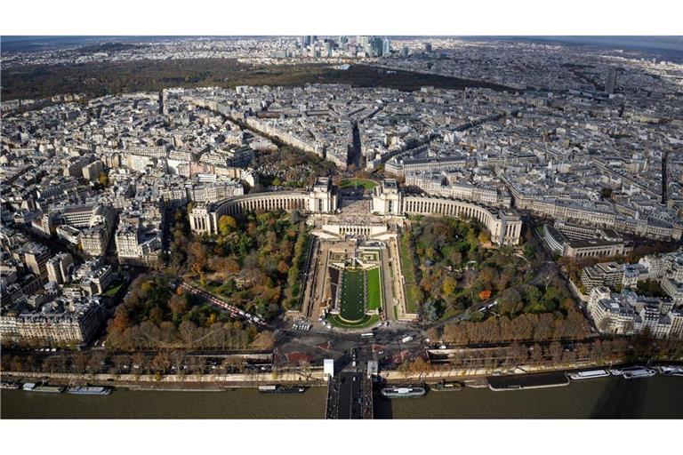 Ein Blick auf Paris vom Eiffelturm aus.